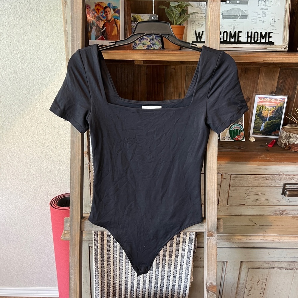 Aritzia Babaton women’s contour square neck bodysuit size small